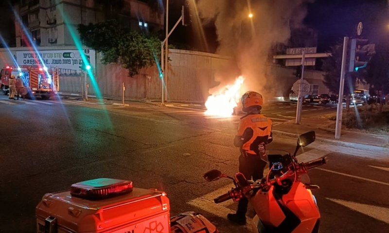 רכב עלה באש במחלף דב הוז בגבול חולון בת ים