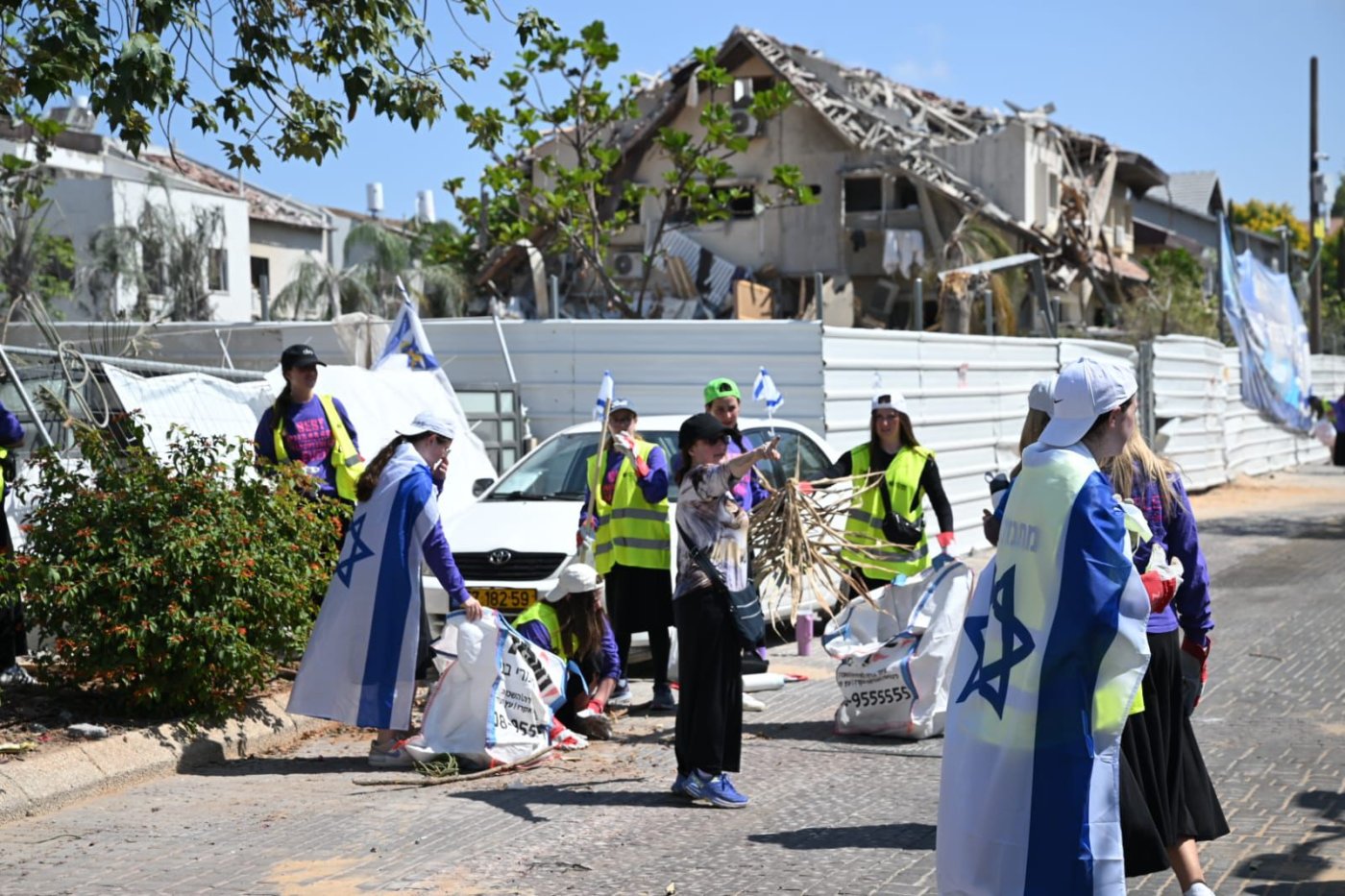 מאות מתנדבות הגיעו לסייע במקום נפילת הטיל בראשון לציון