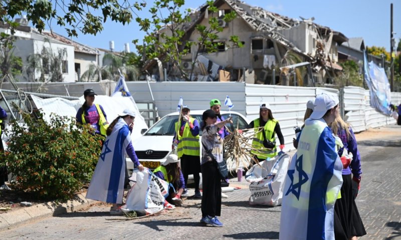 מאות מתנדבות הגיעו לסייע במקום נפילת הטיל בראשון לציון