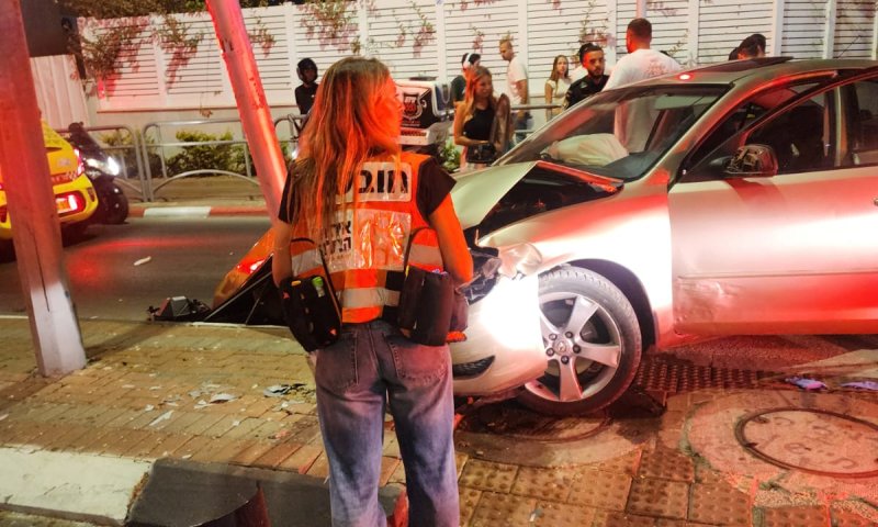 נהגת בראשון לציון איבדה שליטה והתנגשה עם רכבה בעמוד