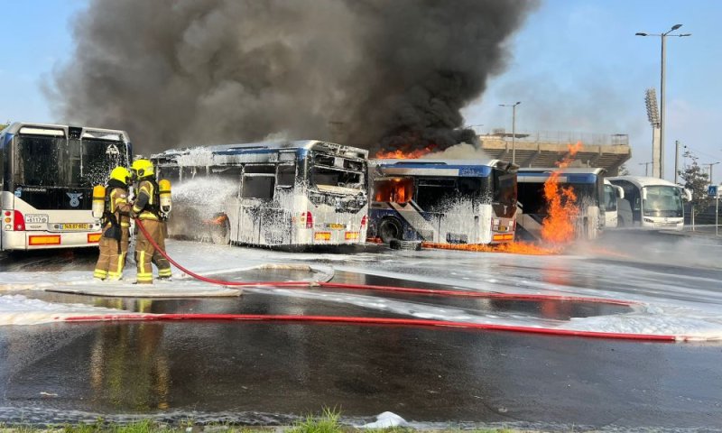 גופת גבר אותרה באוטובוס שעלה באש בחניון בבת ים