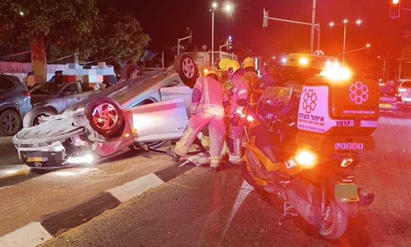 צעירה נפצעה בהתהפכות רכבה במרכז חולון
