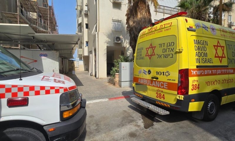 אישה במצב קשה אחרי שנפלה מגובה 5 קומות בבת ים