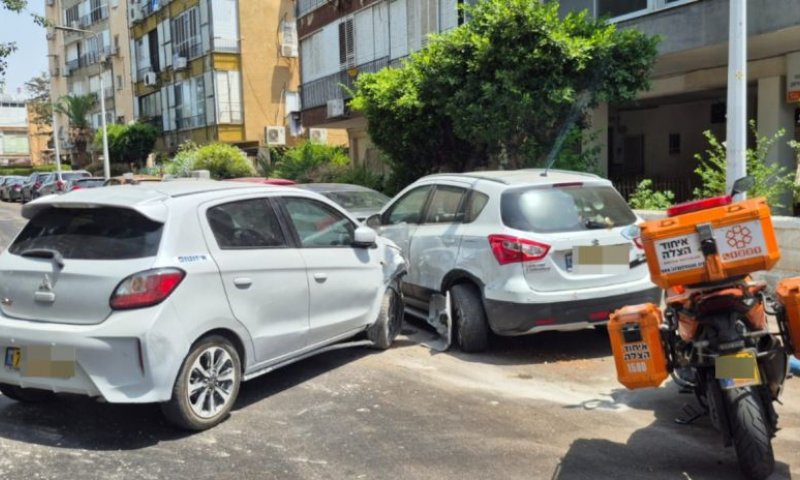 נהג נפצע כשהתנגש במכוניות חונות במרכז בת ים