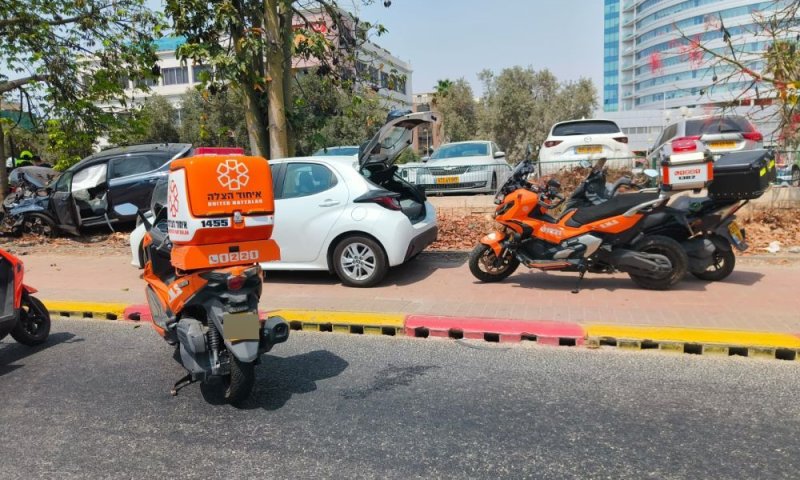 נהג נפצע כשהתנגש בעץ בדרך השבעה