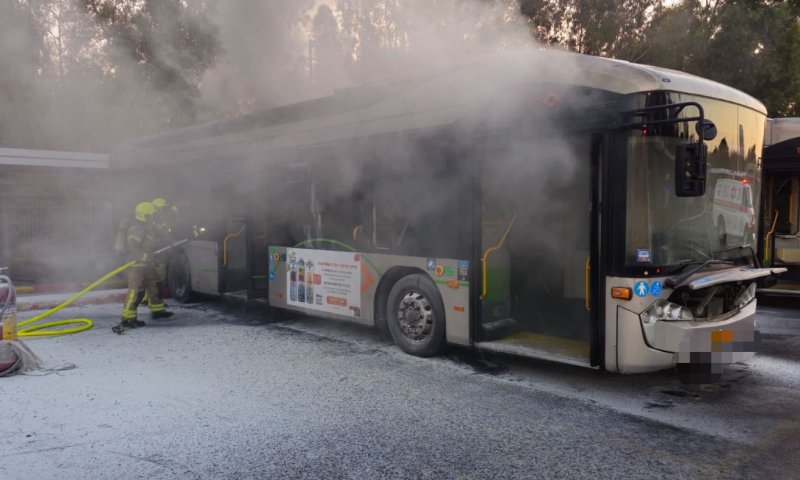 אוטובוס עלה באש בחולון