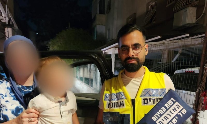 בן שנתיים ננעל ברכב במרכז חולון