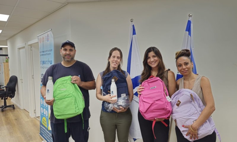 מניב ראשון תרמה מאות ילקוטים עם ציוד לימודי לתלמידות ולתלמידי העיר