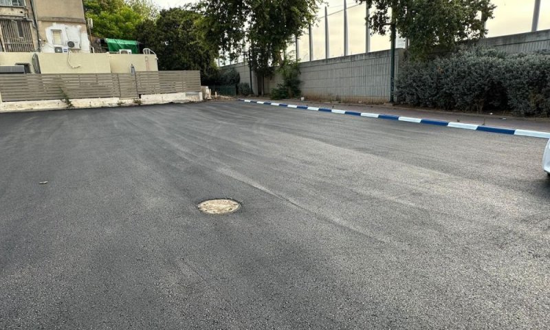 החלה צביעת החניות בבת ים בכחול לבן