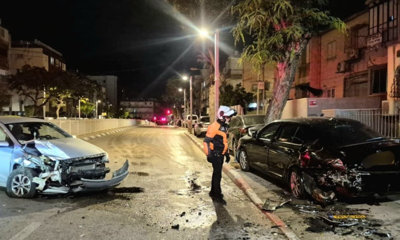 צעיר מבת ים נפצע כשהתנגש עם רכבו ברכב חונה