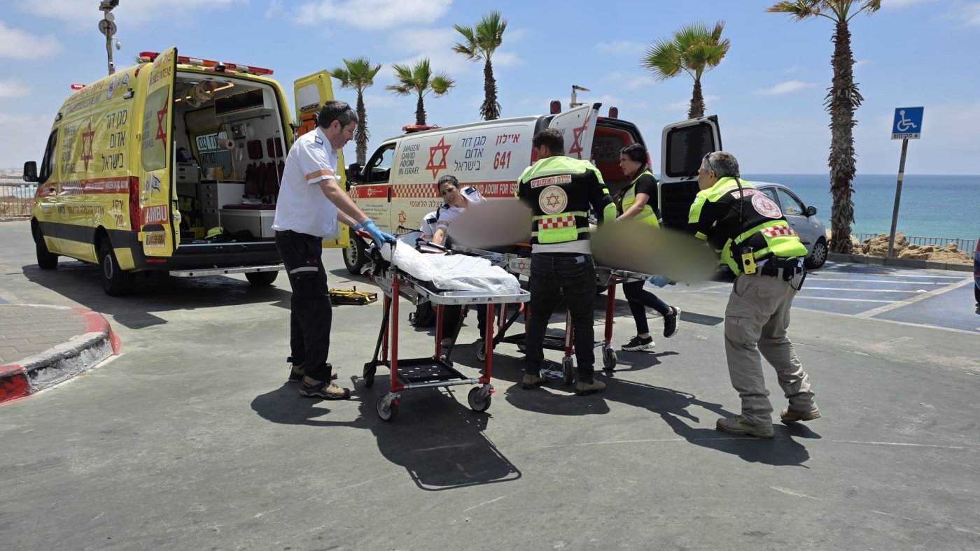 גבר במצב אנוש באירוע טביעה מול חוף הסלע בבת ים
