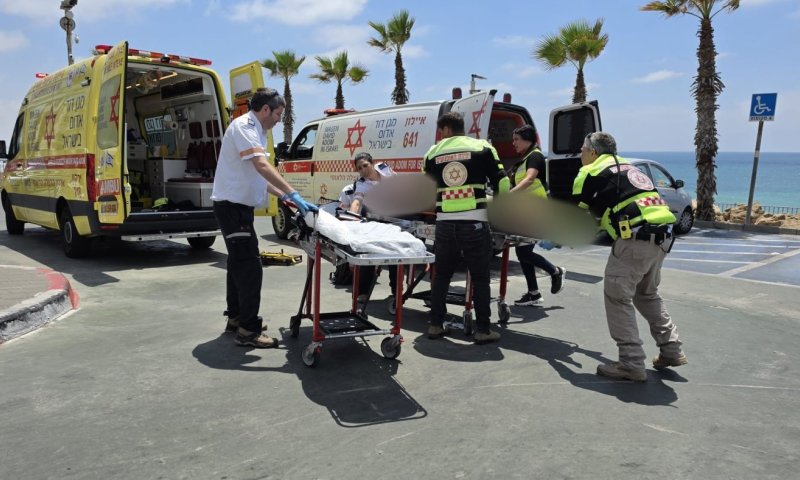 גבר במצב אנוש באירוע טביעה מול חוף הסלע בבת ים