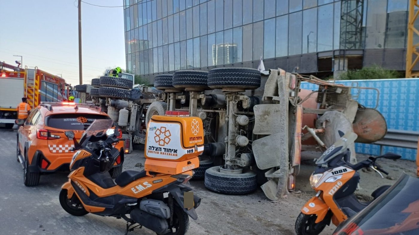 פצוע בהתהפכות משאית בראשון לציון