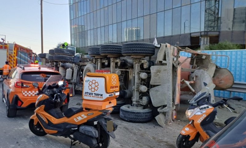 פצוע בהתהפכות משאית בראשון לציון