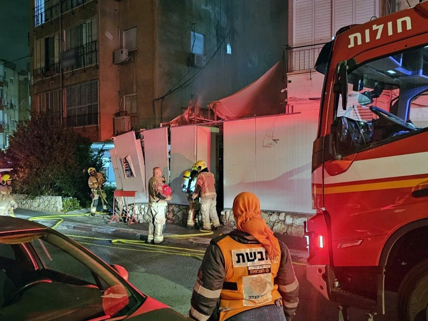 לוחמי האש פעלו בשריפה בחצר בניין בחולון