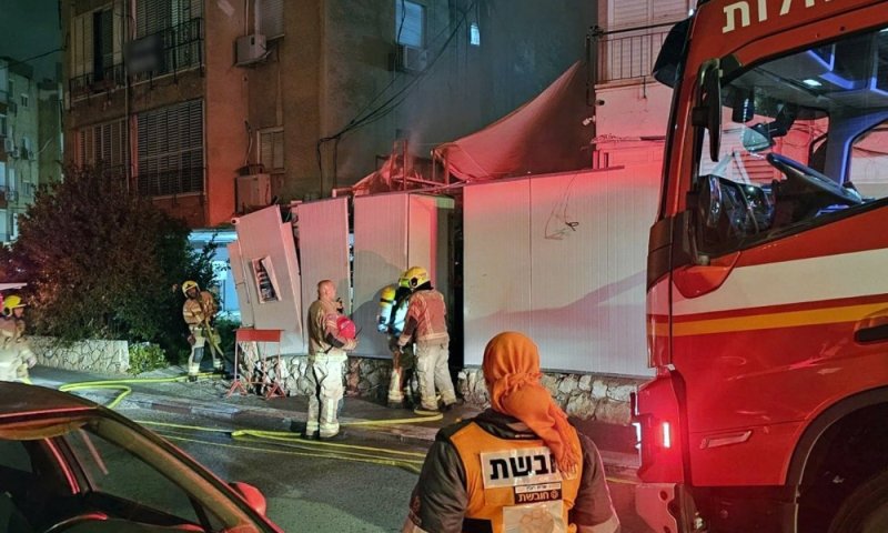 לוחמי האש פעלו בשריפה בחצר בניין בחולון