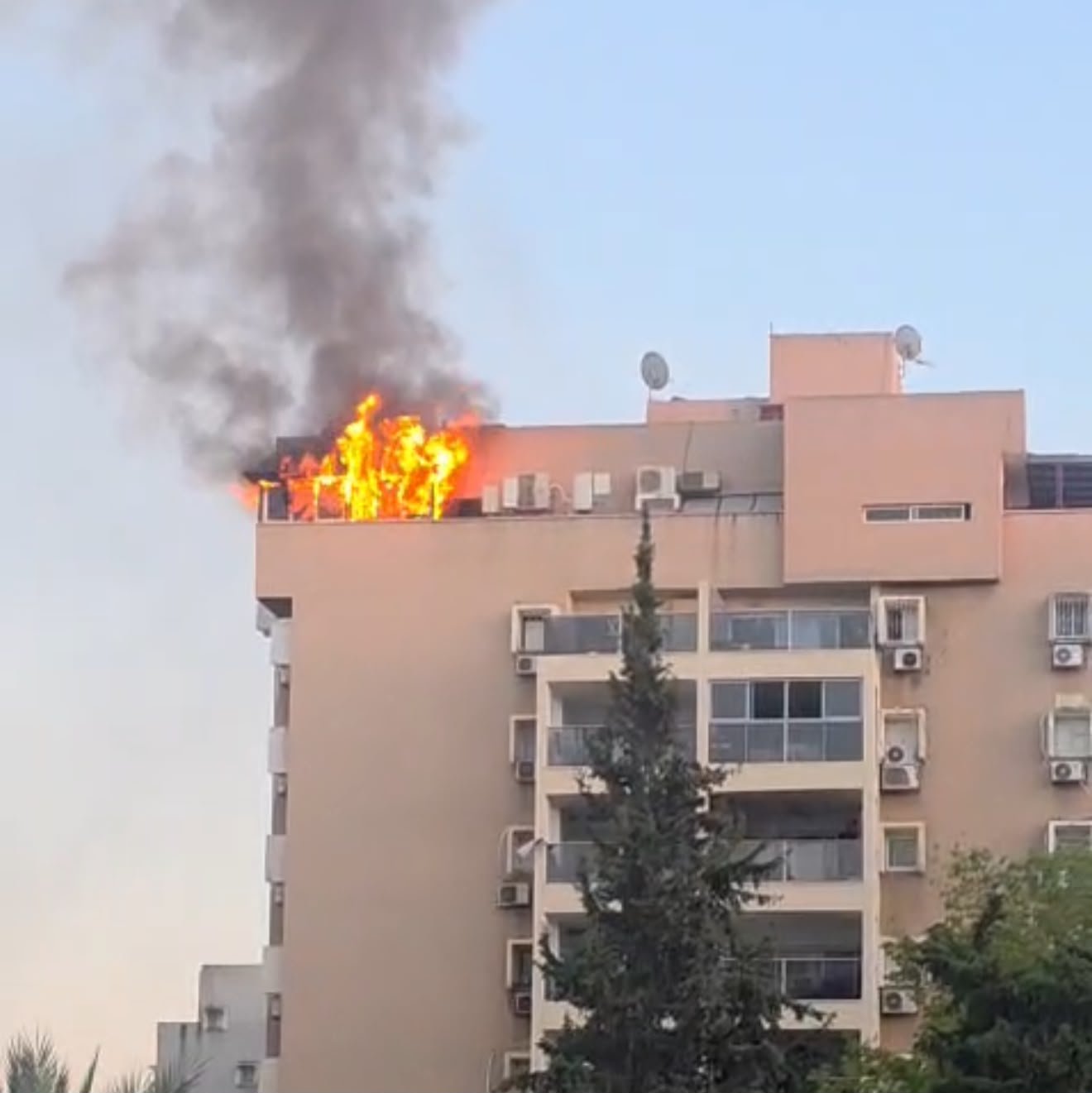 לכודים חולצו משריפה בדירה בחולון