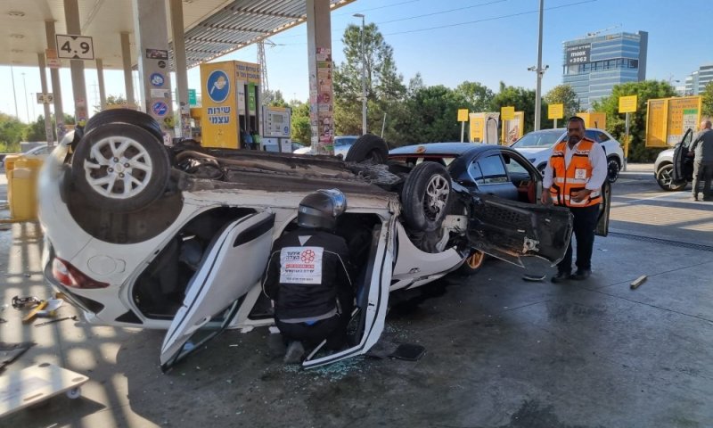 פצועים בהתהפכות רכב בכניסה לחולון