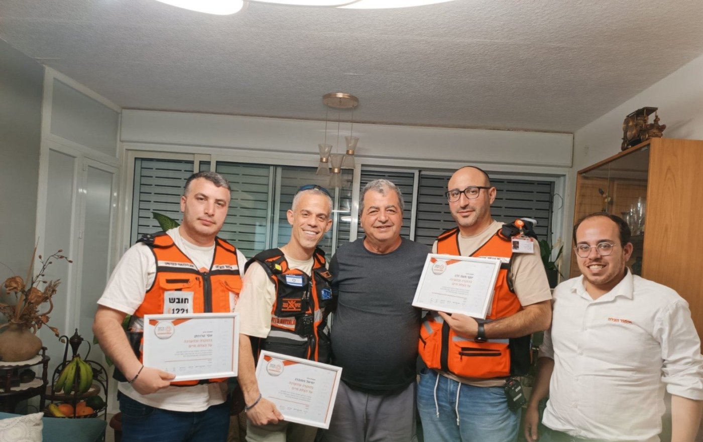 תושב בת ים נפגש עם מתנדבי איחוד הצלה שהצילו את חייו