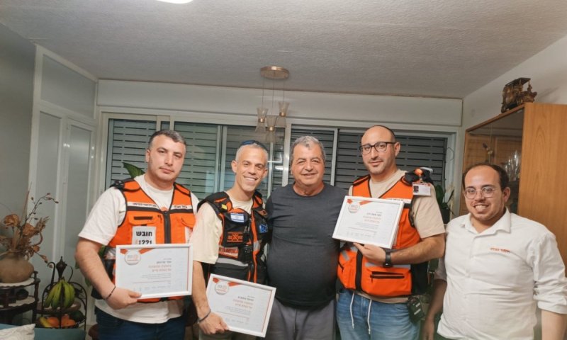 תושב בת ים נפגש עם מתנדבי איחוד הצלה שהצילו את חייו