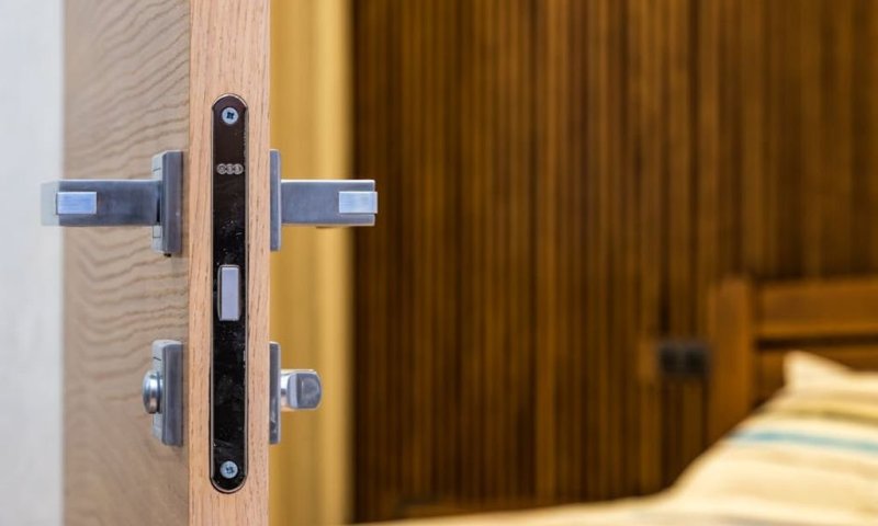 המרכז הישראלי למנעולים חכמים מציג את היתרונות של מנעול חכם לדלת לנוחות וביטחון