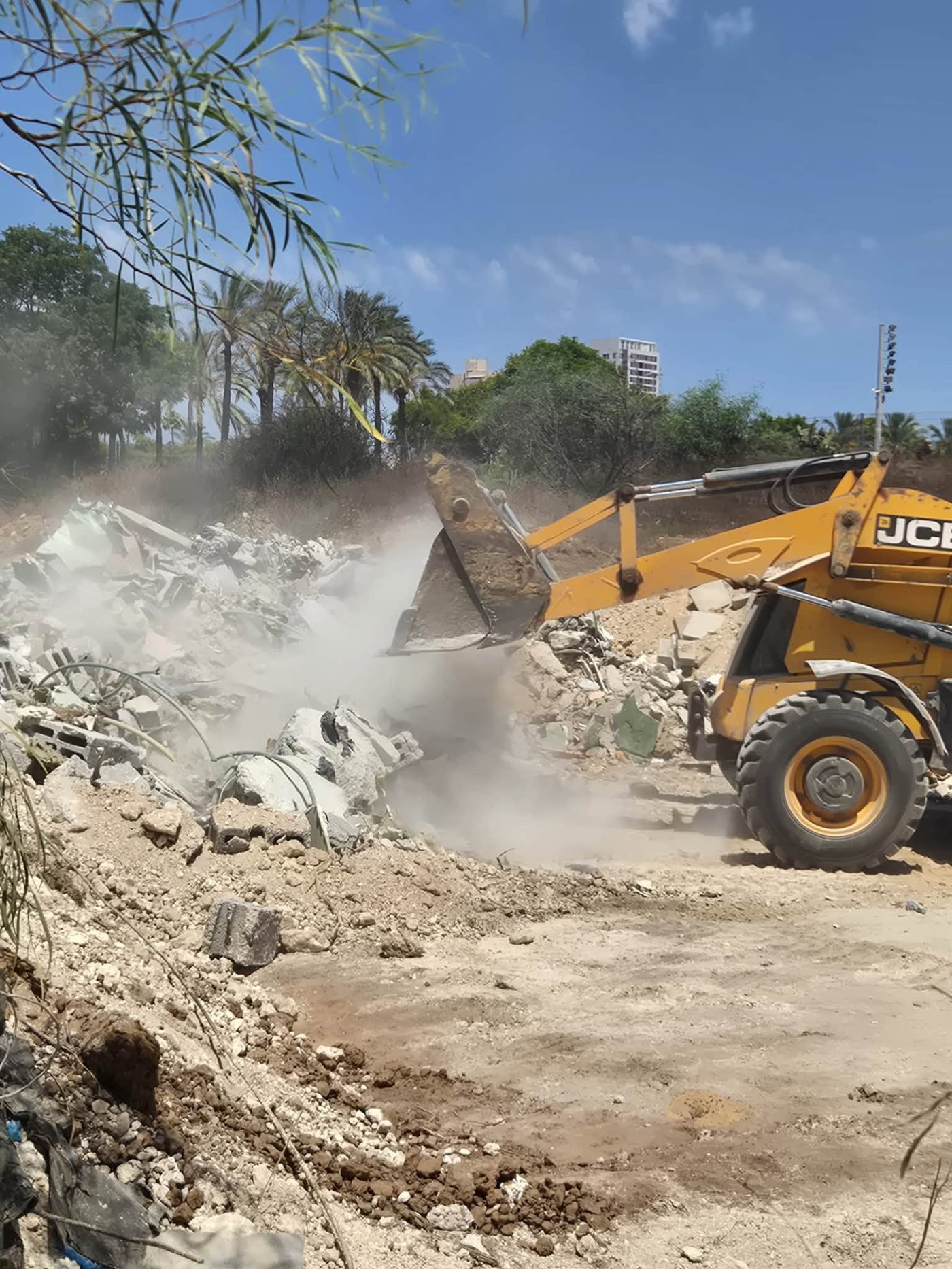 רחפן של עיריית חולון זיהה השלכת פסולת בניין בשטח פתוח