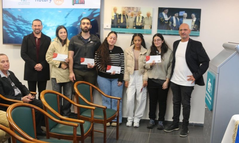 הוענקו מלגות לסטודנטים שהתנדבו לעזור לתלמידים בחולון