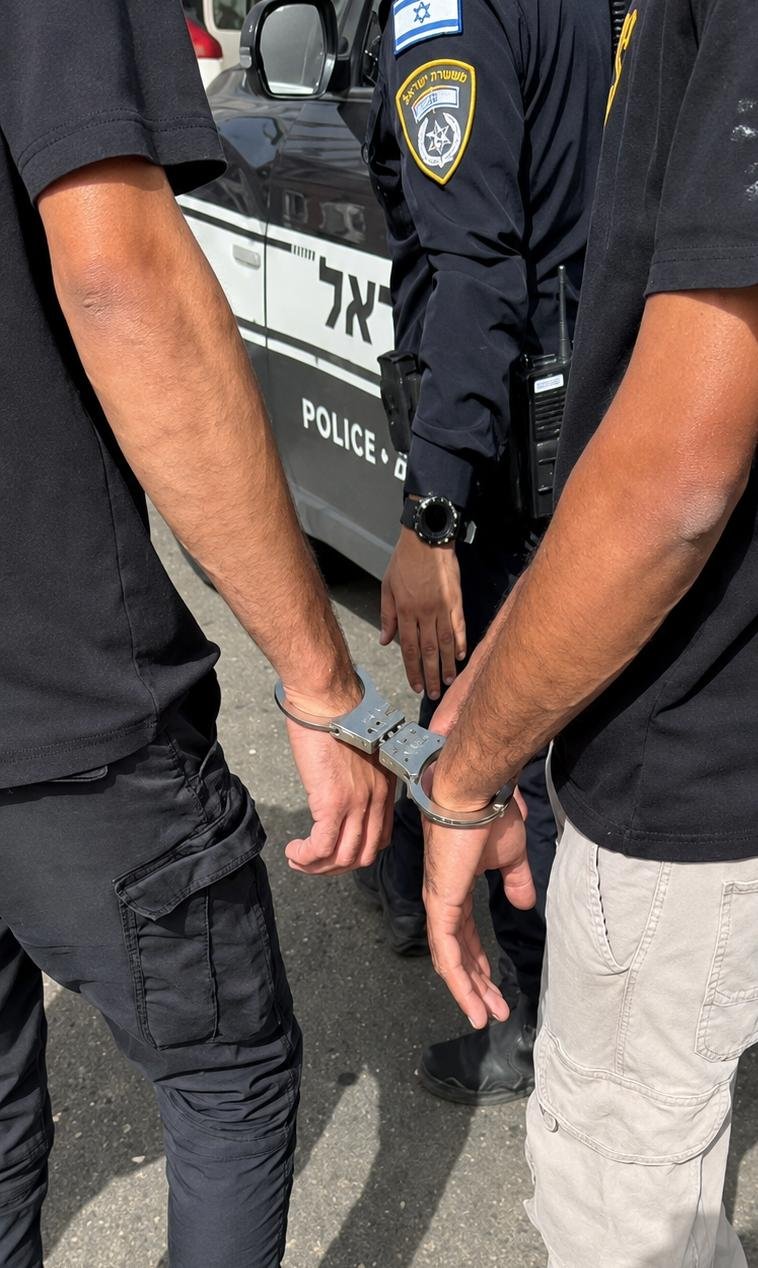 שני גברים ואישה נעצרו בחשד לשורת פריצות לעסקים בחולון ובת ים