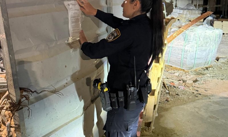 שב"ח עם ספר של היטלר אותר בעסק בבת ים. המשטרה סגרה את המקום