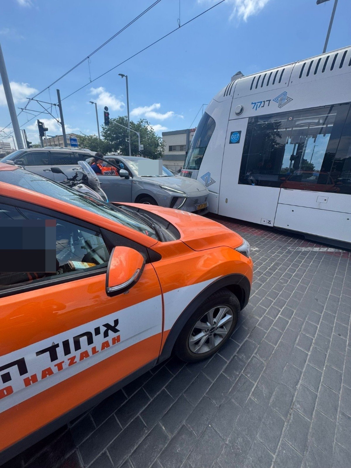 נהגת נפצעה בתאונה עם הרכבת הקלה בבת ים