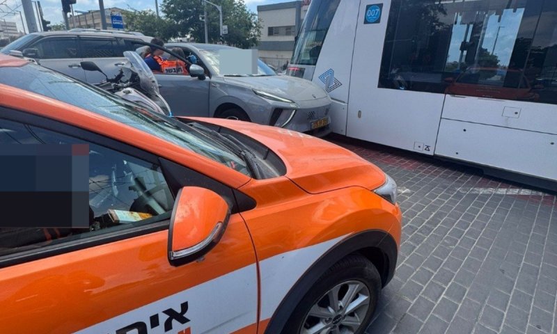 נהגת נפצעה בתאונה עם הרכבת הקלה בבת ים