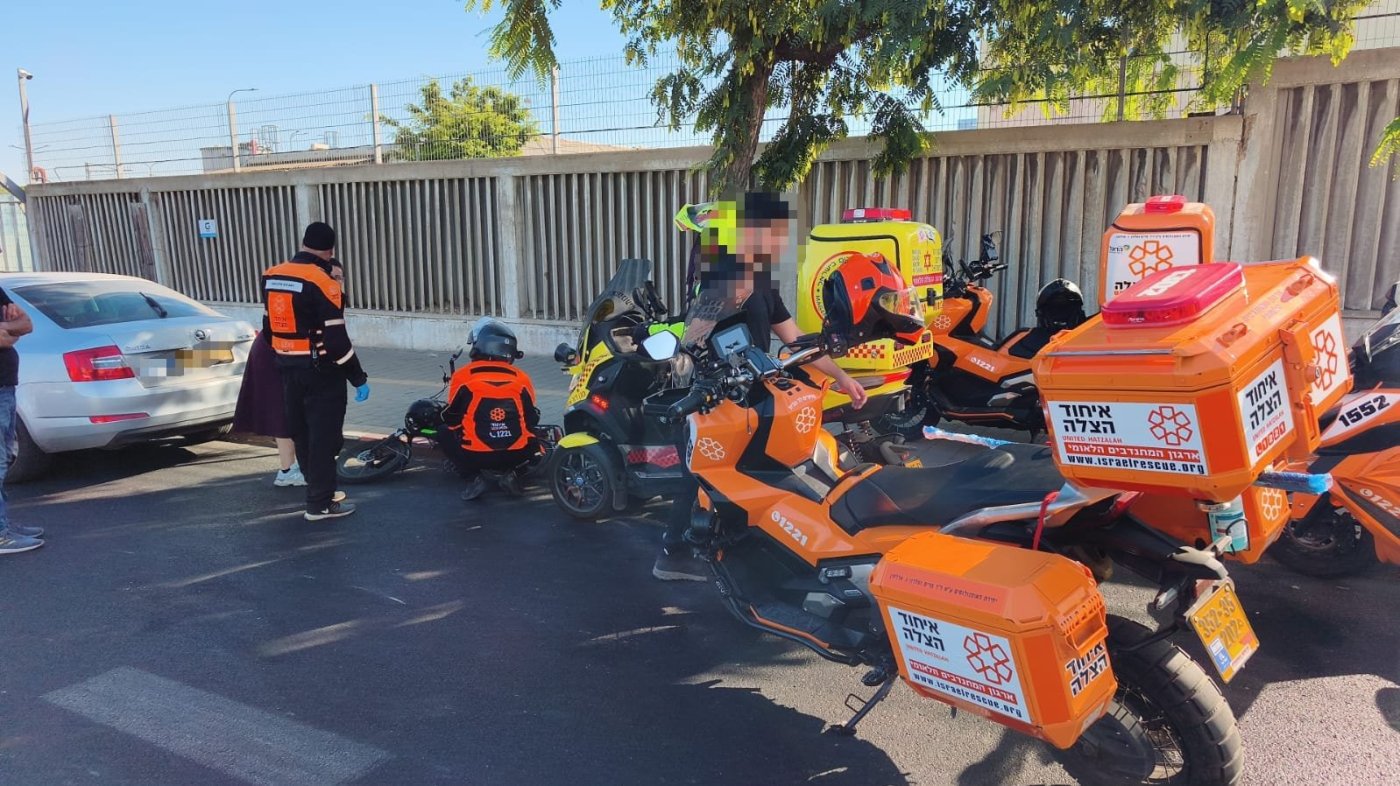 רוכב אופניים נפצע בתאונה באזור התעשייה חולון