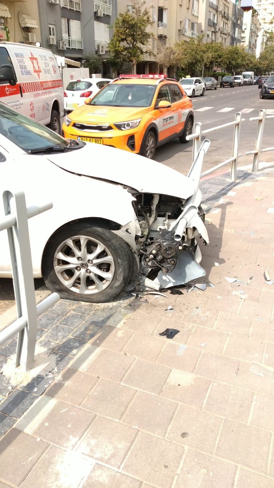 פצוע בהתנגשות רכב במעקה ורכב חונה בבת ים