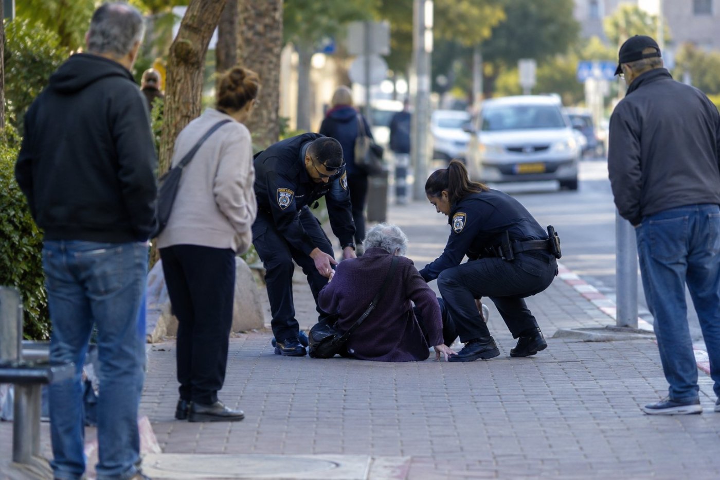 שוטרי בת ים סייעו לאישה מבוגרת במצוקה ושהו לצידה עד שנרגעה