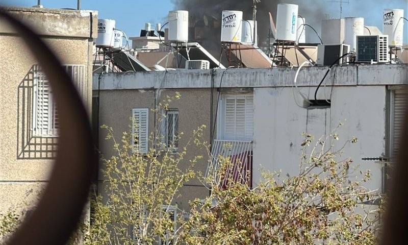 רסיס טיל נפל בחצר בניין בחולון