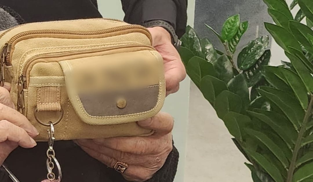 שוטרים החזירו למפונה מעוטף עזה את התיק והכסף שאבדו לו בסופר בבת ים