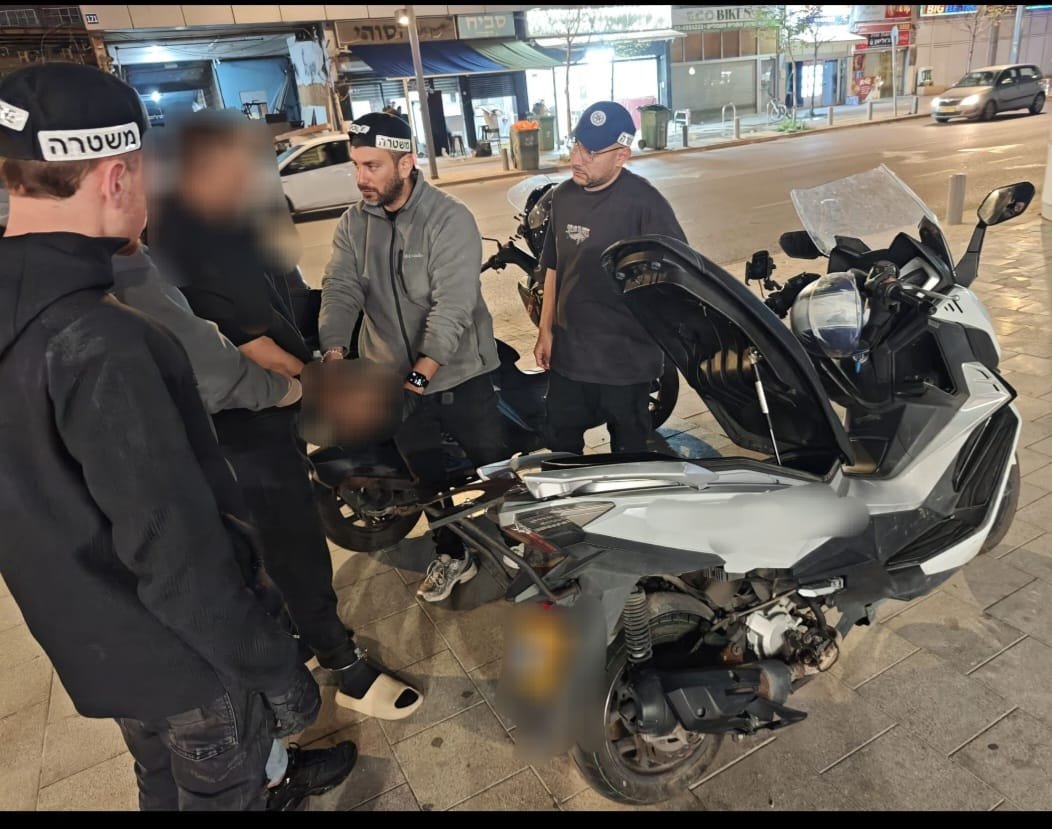 תושב בת ים נעצר בחשד שגנב בתחבולה טלפון מנהג מונית