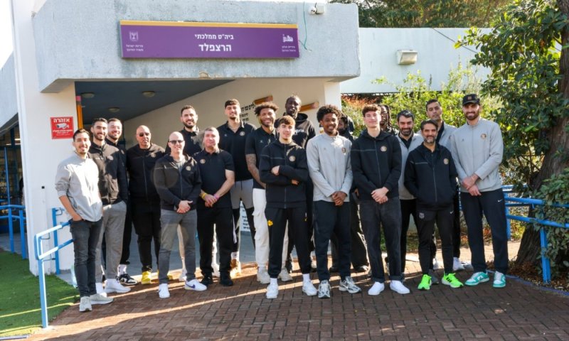 שחקני הפועל חולון הגיעו לשמח ולהדליק נר ראשון של חנוכה עם ילדי בית הספר "הרצפלד" בעיר