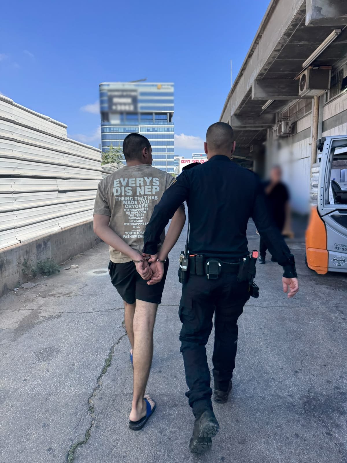 נעצר שב"ח שהועסק וישן במאפייה בחולון