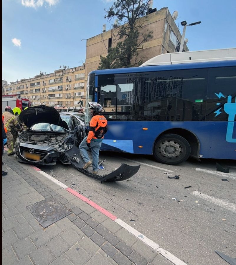 נפגעים רבים בתאונת שרשרת בבת ים עם מעורבות אוטובוס