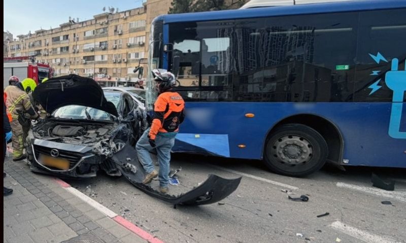נפגעים רבים בתאונת שרשרת בבת ים עם מעורבות אוטובוס
