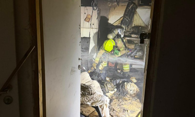 מבנה עלה באש באזור התעשייה בת ים