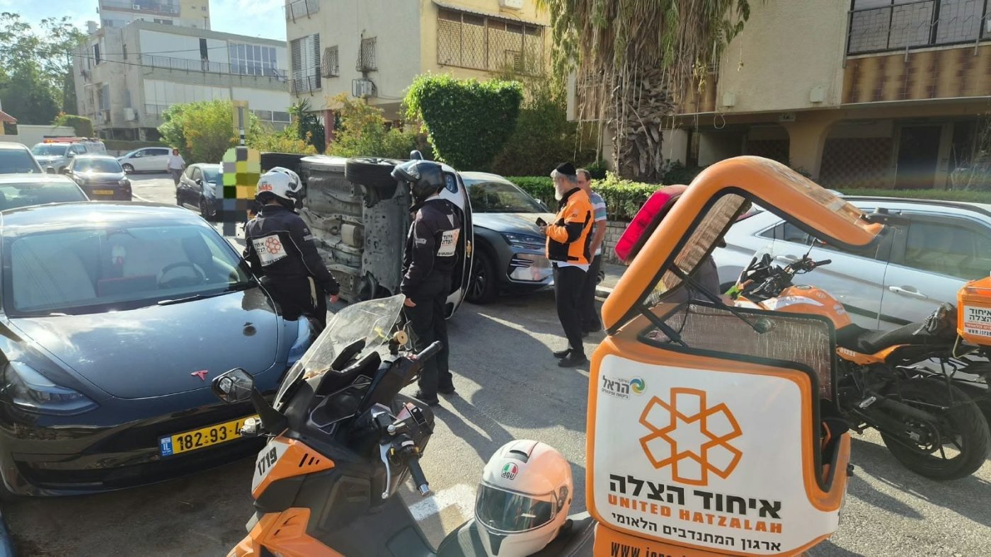 נהגת התהפכה עם רכבה במרכז חולון