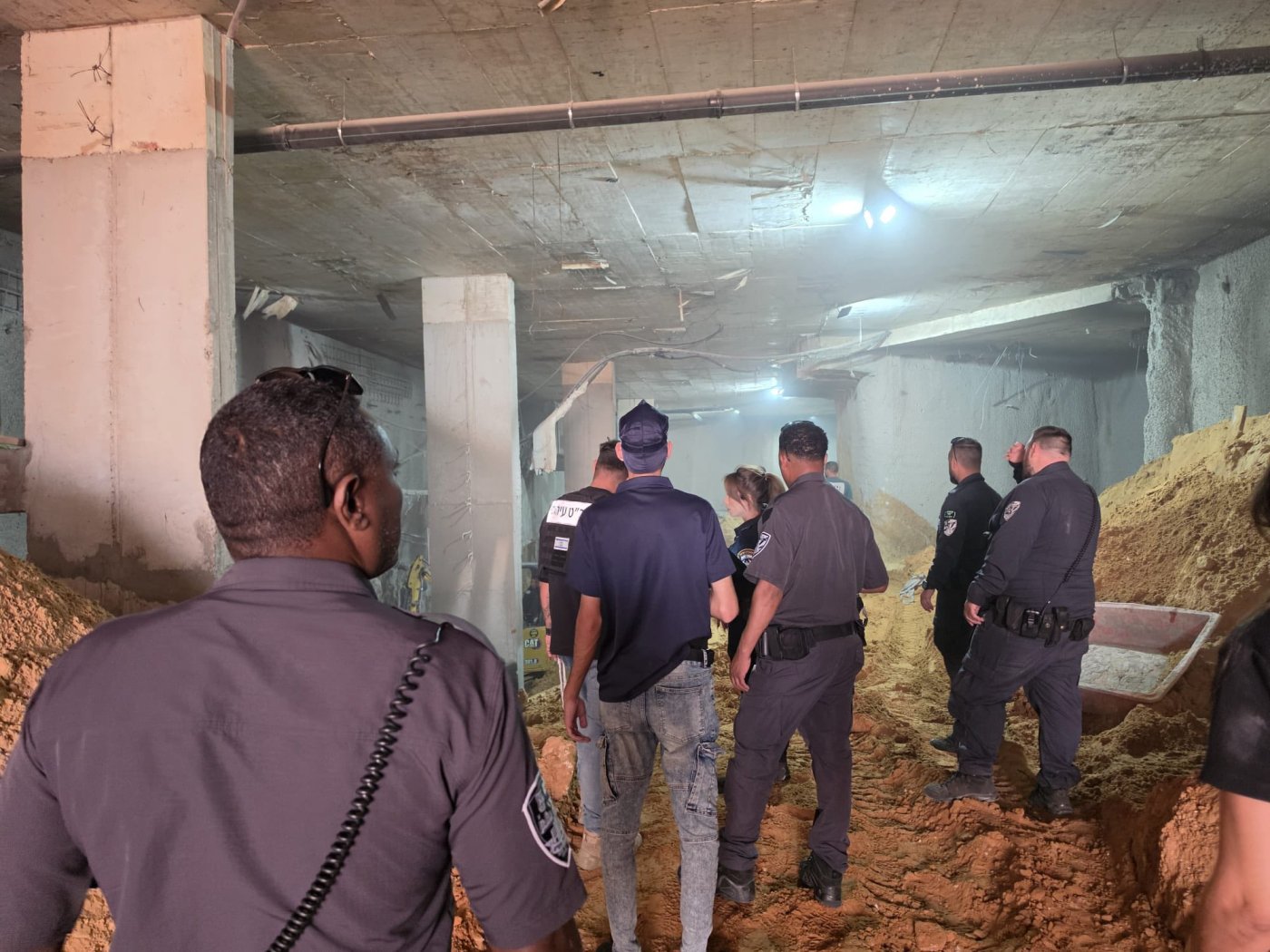 נעצרו 4 שב"חים בעסק ובאתר בנייה בחולון