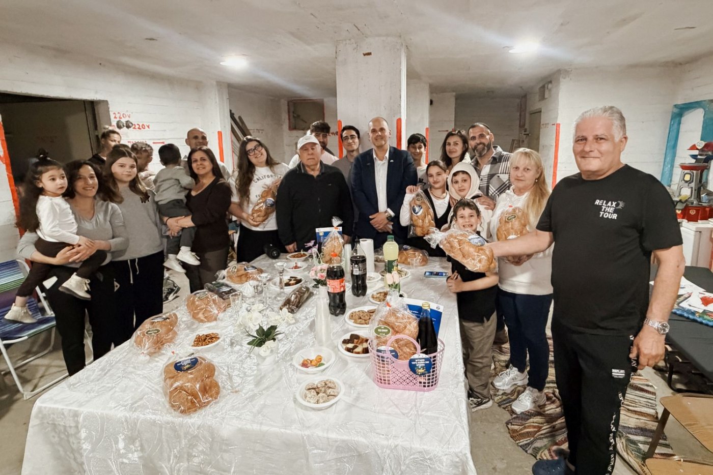 תושבי בת ים ערכו קידוש קהילתי במרחבים המוגנים