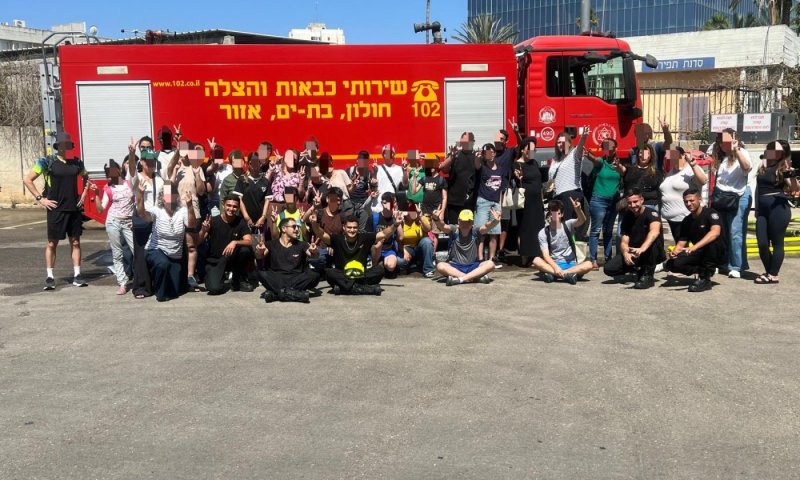 תלמידי החינוך המיוחד הגיעו לביקור בתחנת הכיבוי של חולון