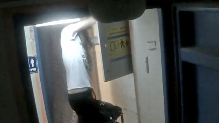 אישה תועדה פורצת וזורעת הרס בבמקלט בחולון