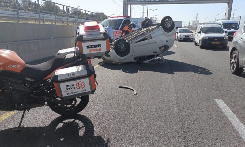 נהג נפצע בהתהפכות רכב סמוך למחלף קוממיות