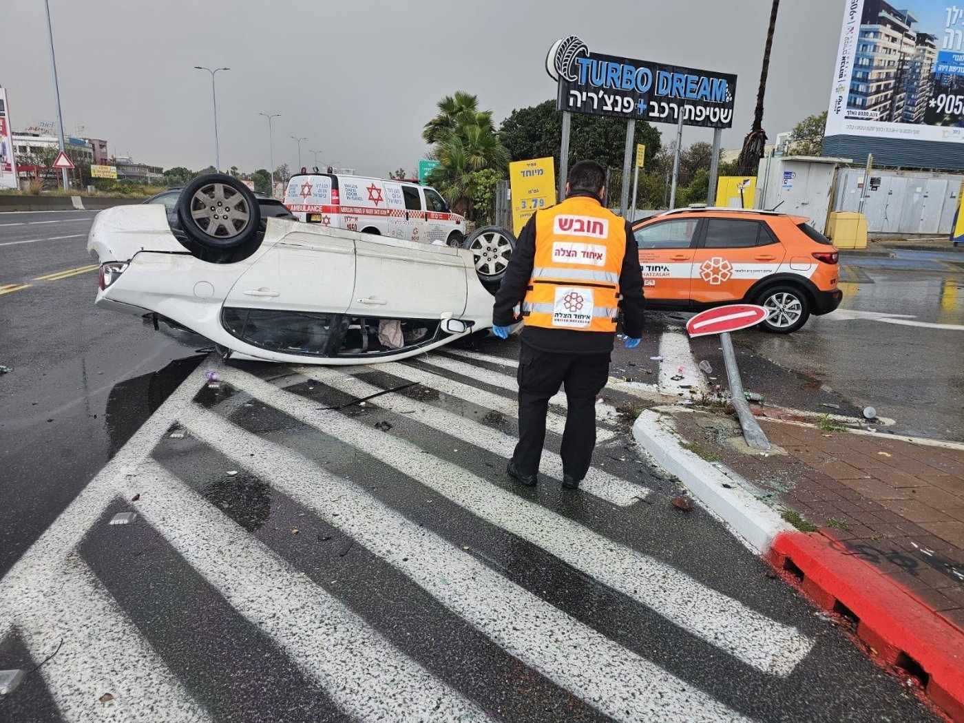 רכב התהפך ורכב אחר עלה באש בשני אירועים חריגים בחולון