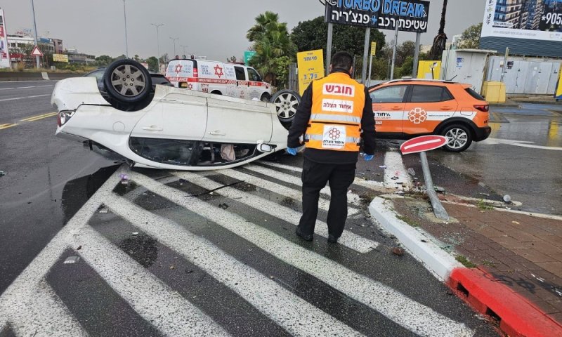 רכב התהפך ורכב אחר עלה באש בשני אירועים חריגים בחולון